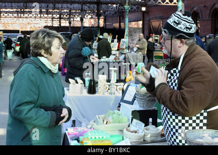 Shopping in Tynemouth Flohmarkt, North East England, Großbritannien Stockfoto