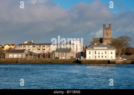 Limerick City Hall Gerichtsgebäude mit Str. Marys Kathedrale nach hinten rechts und links. Republik Irland Stockfoto