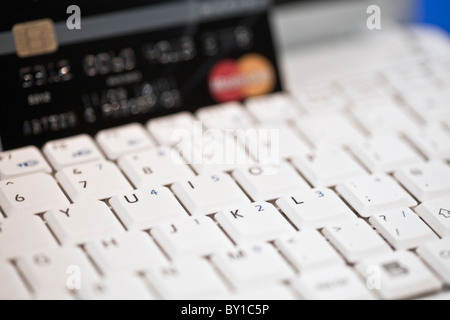 Computer-Tastatur plus Kreditkarte Stockfoto