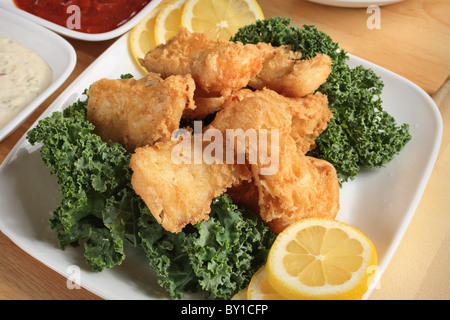 gebratenen Fisch Gericht Nahaufnahme mit Sauce und Zitrone Stockfoto