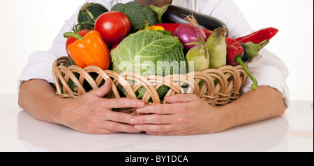 KOCH HOLDING KORB VOLL MIT FRISCHEM GEMÜSE Stockfoto