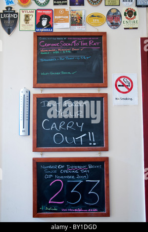 Der Tretmühle Einrichten von CAMRA Mitglied Pete Morgan bei Hartlepool Station gehört zu einer wachsenden Zahl von "Micropubs" im Vereinigten Königreich. Stockfoto