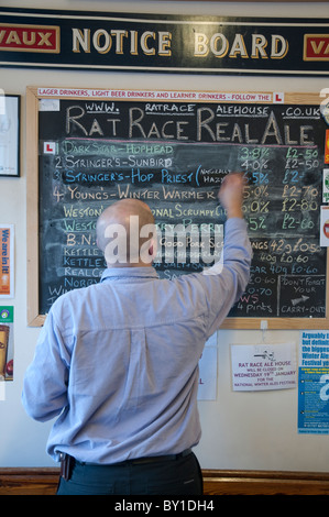 Der Tretmühle Einrichten von CAMRA Mitglied Pete Morgan bei Hartlepool Station gehört zu einer wachsenden Zahl von "Micropubs" im Vereinigten Königreich. Stockfoto