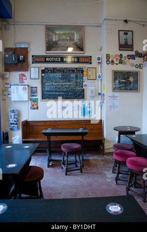 Der Tretmühle Einrichten von CAMRA Mitglied Pete Morgan bei Hartlepool Station gehört zu einer wachsenden Zahl von "Micropubs" im Vereinigten Königreich. Stockfoto