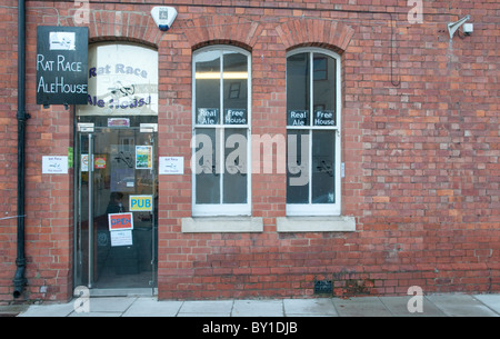 Der Tretmühle Einrichten von CAMRA Mitglied Pete Morgan bei Hartlepool Station gehört zu einer wachsenden Zahl von "Micropubs" im Vereinigten Königreich. Stockfoto