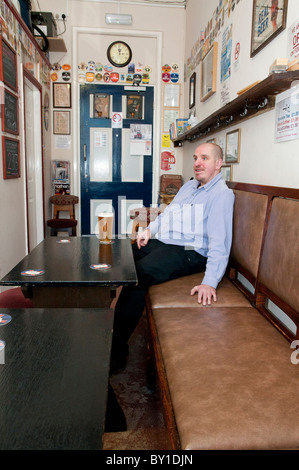 Der Tretmühle Einrichten von CAMRA Mitglied Pete Morgan bei Hartlepool Station gehört zu einer wachsenden Zahl von "Micropubs" im Vereinigten Königreich. Stockfoto