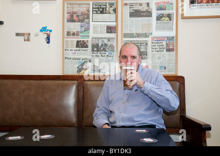 Der Tretmühle Einrichten von CAMRA Mitglied Pete Morgan bei Hartlepool Station gehört zu einer wachsenden Zahl von "Micropubs" im Vereinigten Königreich. Stockfoto