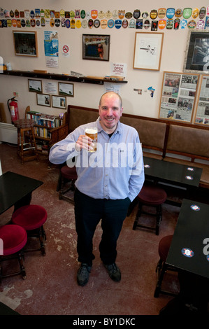 Der Tretmühle Einrichten von CAMRA Mitglied Pete Morgan bei Hartlepool Station gehört zu einer wachsenden Zahl von "Micropubs" im Vereinigten Königreich. Stockfoto