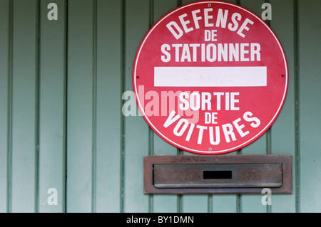 Französisch "Defense De Stationner - Sortie De Voitures" (No Parking - Auto Ausfahrt) Garagentore anmelden. Stockfoto