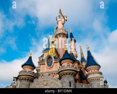 Die rosa Dornröschen Schloss im Fantasyland Zentrum von Eurodisney Paris Frankreich Stockfoto