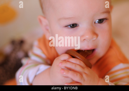 Acht Monate altes Baby mit Schnuller vor dem Schlafengehen Stockfoto