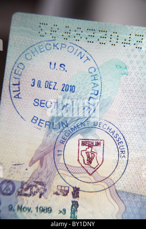 Gefälschte Grenze Briefmarken in einem Reisepass; Checkpoint Charlie in Berlin an der alten Kreuzung zwischen den Alliierten und russischen Sektor Stockfoto