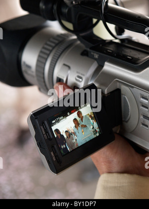 Nahaufnahme von einer Videokamera mit einer Hochzeitsszene auf der LCD-Sucher Bildschirm Stockfoto