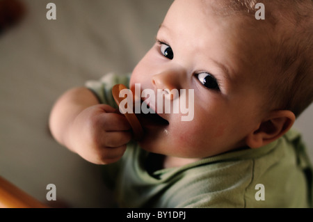 Acht Monate altes Baby mit Schnuller vor dem Schlafengehen Stockfoto