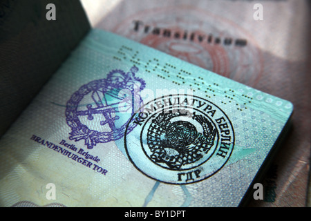 Gefälschte Grenze Briefmarken in einem Reisepass; Checkpoint Charlie in Berlin an der alten Kreuzung zwischen den Alliierten und russischen Sektoren Stockfoto