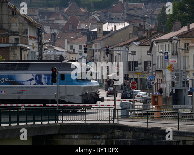 SNCF-Zug durch die Innenstadt der Stadt Joinville, Region Haute-Marne, Frankreich Stockfoto