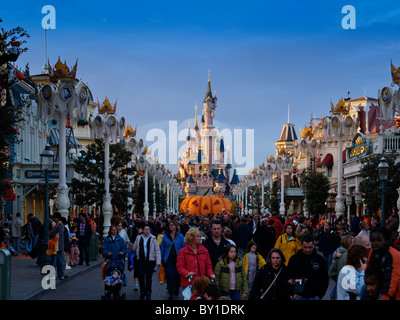 Main Street USA mit riesigen Publikum und das magische Schloss im Hintergrund in Eurodisney bei Paris Frankreich Stockfoto