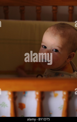 Kleinkind im Babybett Stockfoto