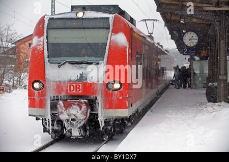 Deutsche Bahn RB48 (Regionalzug) Leichlingen, Deutschland. Stockfoto