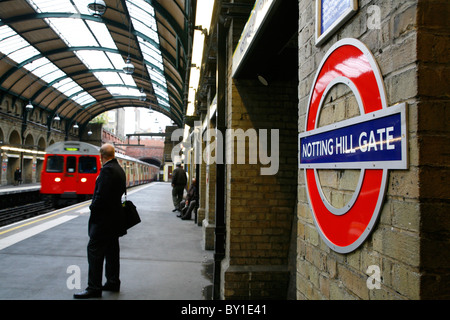 Circle Line-Zug Ankunft in Notting Hill Gate Tube Station, Notting Hill, London, UK Stockfoto