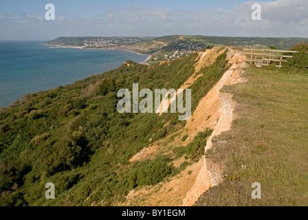 Annäherung an Charmouth auf Dorset Coast Path, mit den gefährlichen Erdrutsch am Cains Torheit in den foreround Stockfoto