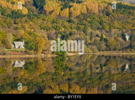 Trossachs Kirche und Herbst Reflexionen über Loch Achray nr Aberfoyle Trossachs Stirling District Schottland Stockfoto