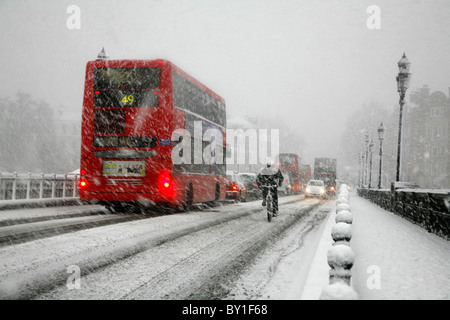 Snow Blizzard auf Battersea Bridge, Chelsea, London, UK Stockfoto