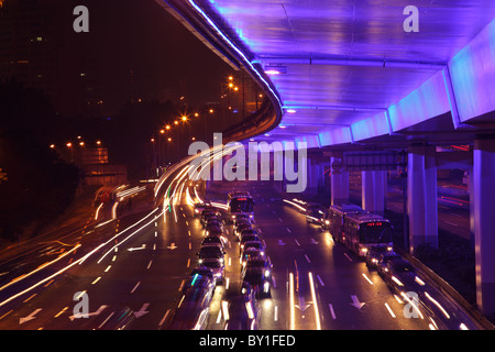 Verkehr an der Yan'an Road in der Nacht. Shanghai, China Stockfoto