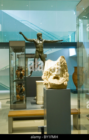 Exponate aus Vorderasien. Große stehende Statue ist ein Bronze-Abguss einer Statue des griechischen Gottes Zeus (c.470 BC) Ashmolean Museum Stockfoto