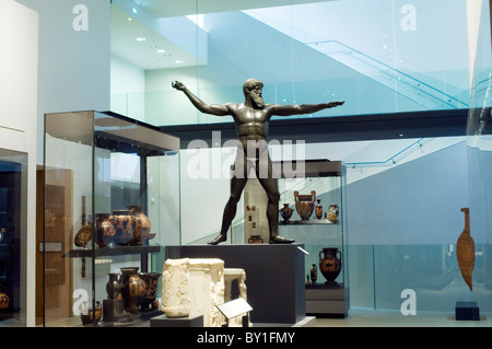 Exponate aus Vorderasien. Große stehende Statue ist ein Bronze-Abguss einer Statue des griechischen Gottes Zeus (c.470 BC) Ashmolean Museum Stockfoto