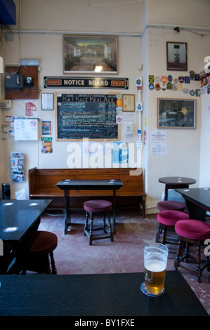 Der Tretmühle Einrichten von CAMRA Mitglied Pete Morgan bei Hartlepool Station gehört zu einer wachsenden Zahl von "Micropubs" im Vereinigten Königreich. Stockfoto