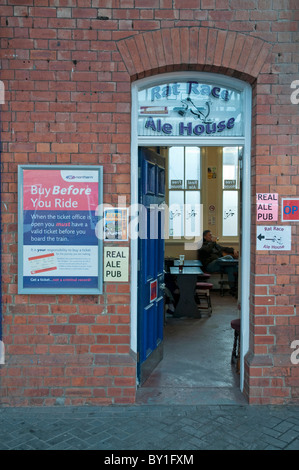 Der Tretmühle Einrichten von CAMRA Mitglied Pete Morgan bei Hartlepool Station gehört zu einer wachsenden Zahl von "Micropubs" im Vereinigten Königreich. Stockfoto