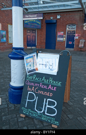 Der Tretmühle Einrichten von CAMRA Mitglied Pete Morgan bei Hartlepool Station gehört zu einer wachsenden Zahl von "Micropubs" im Vereinigten Königreich. Stockfoto