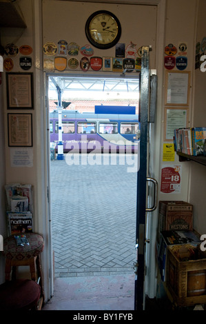 Der Tretmühle Einrichten von CAMRA Mitglied Pete Morgan bei Hartlepool Station gehört zu einer wachsenden Zahl von "Micropubs" im Vereinigten Königreich. Stockfoto