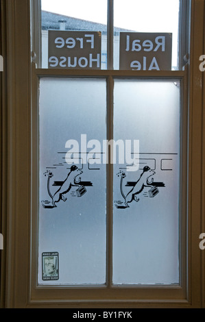 Der Tretmühle Einrichten von CAMRA Mitglied Pete Morgan bei Hartlepool Station gehört zu einer wachsenden Zahl von "Micropubs" im Vereinigten Königreich. Stockfoto