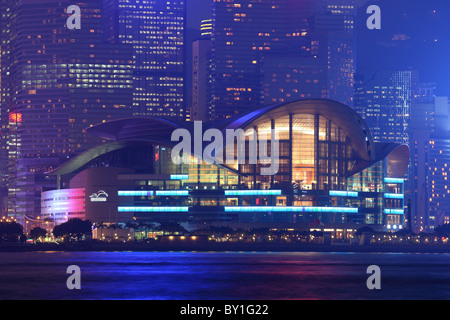 Hong Kong Convention and Exhibition Centre, die nachts beleuchtet Stockfoto