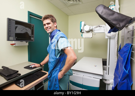 Radiologe Prüfung des Hundes Röntgen im Untersuchungsraum Stockfoto