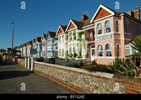 Bunte Pensionen Worthing direkt am Meer. Brighton Road, Worthing, West Sussex Stockfoto