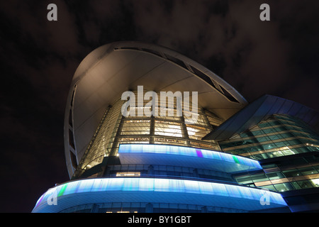 Hong Kong Convention and Exhibition Centre, die nachts beleuchtet Stockfoto