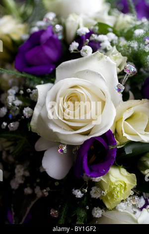 Brautstrauß Creme Rosen und lila Blüten Stockfoto