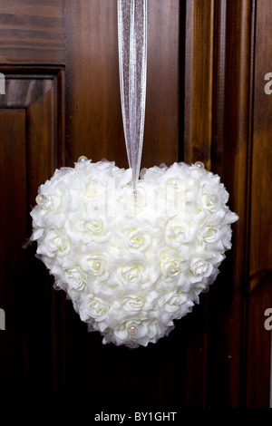 Weiße rose Liebe Herz dekorative Kissen Verzierung mit Perlen und Band Stockfoto