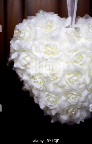 Weiße rose Liebe Herz dekorative Kissen Verzierung mit Perlen und Band Stockfoto