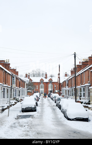 Wohnungsbau in den Schnee, Wellesbourne Grove, London, Warwickshire, England, UK Stockfoto