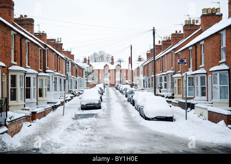 Wohnungsbau in den Schnee, Wellesbourne Grove, London, Warwickshire, England, UK Stockfoto