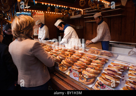 Großbritannien, England, Yorkshire, Leeds, Jahrtausends Square, Christkindelmarkt, traditionelle gefüllte Brezel stall Stockfoto