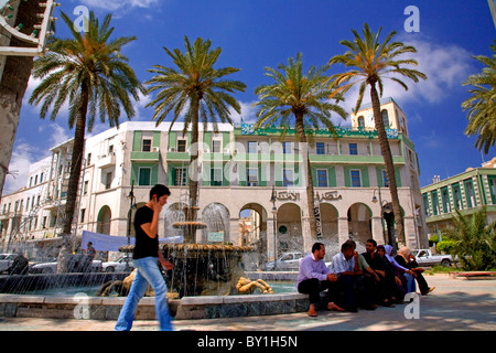 Tripoli, Libyen; Eine Jugend zu Fuß vor einem Brunnen durch Green Square, dem Hauptplatz der Stadt Stockfoto