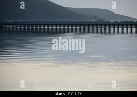 Eisenbahnbrücke über den Fluss Mawddach bei Barmouth, Wales Stockfoto