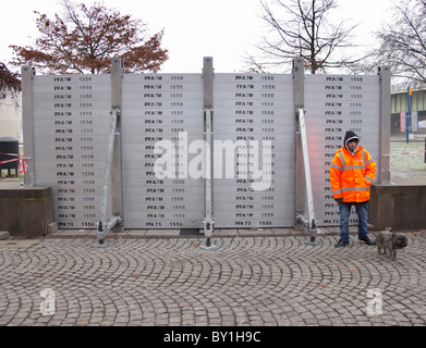 Installation von Flut Verteidigung Barrieren neben Fluss Rheine im Zentrum Kölns bei Hochwasser Deutschland Stockfoto