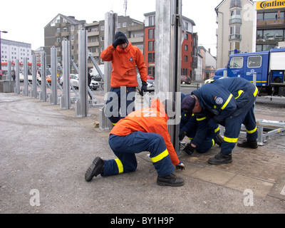 Installation von Flut Verteidigung Barrieren neben Fluss Rheine im Zentrum Kölns bei Hochwasser Deutschland Stockfoto