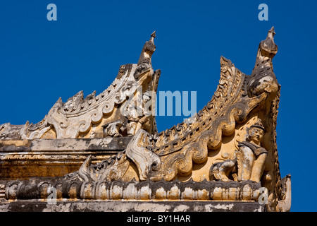 Myanmar, Burma, Inwa (Ava). Maha Aungmye Bonzan, Ziegel und Stuck Kloster erbaut 1822, Inwa (Ava), in der Nähe von Mandalay. Stockfoto
